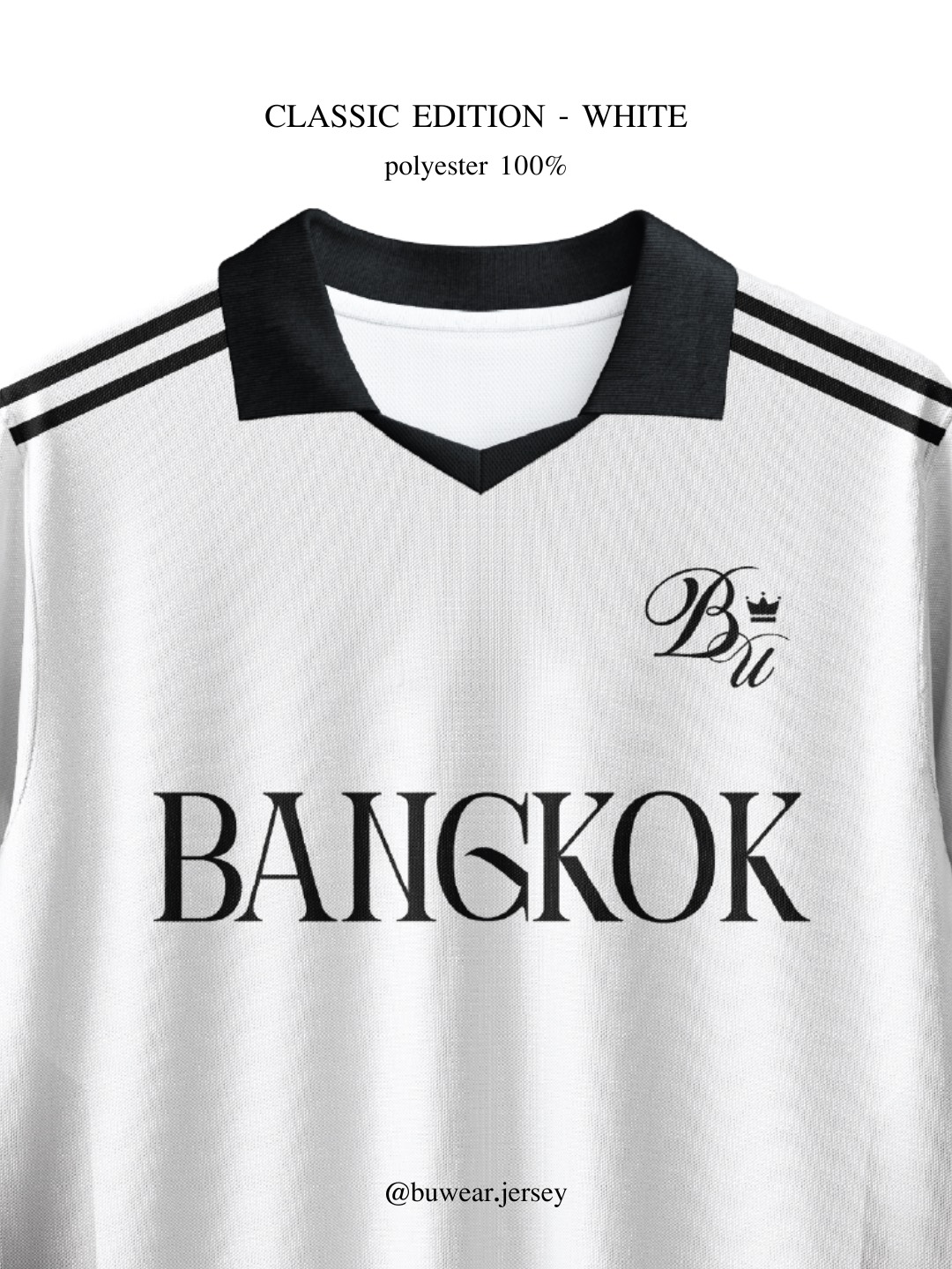 รายละเอียดคอเสื้อและโลโก้บนเสื้อสีขาว